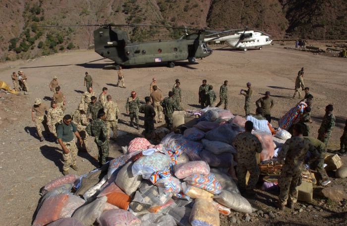 17 November 2005: 86-01644, an American CH-47D Chinook helicopter, delivers supplies for the Australian Defence Force medical detachment in the earthquake-devasted town of Dhanni as part of Operation Pakistan Assist.